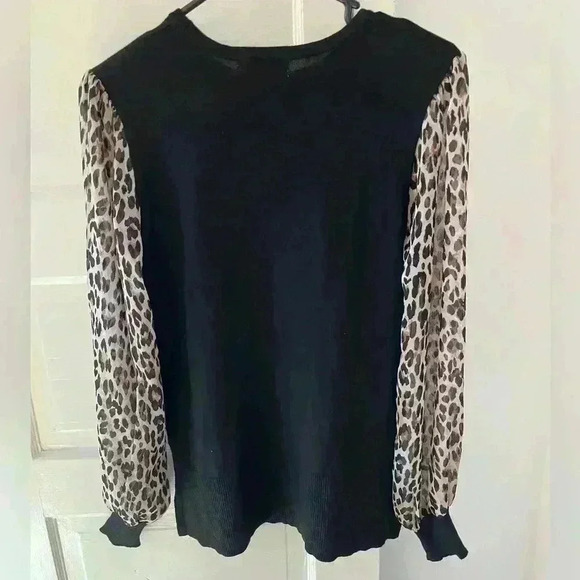 Black blouse with sheer, cheetah print sleeves‎ 89th & Madison brand - Picture 4 of 6